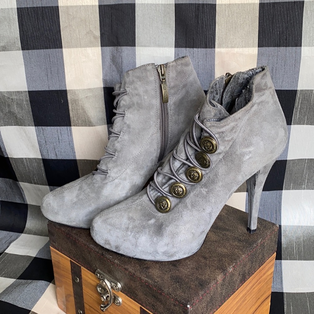 Gray ankle heals
